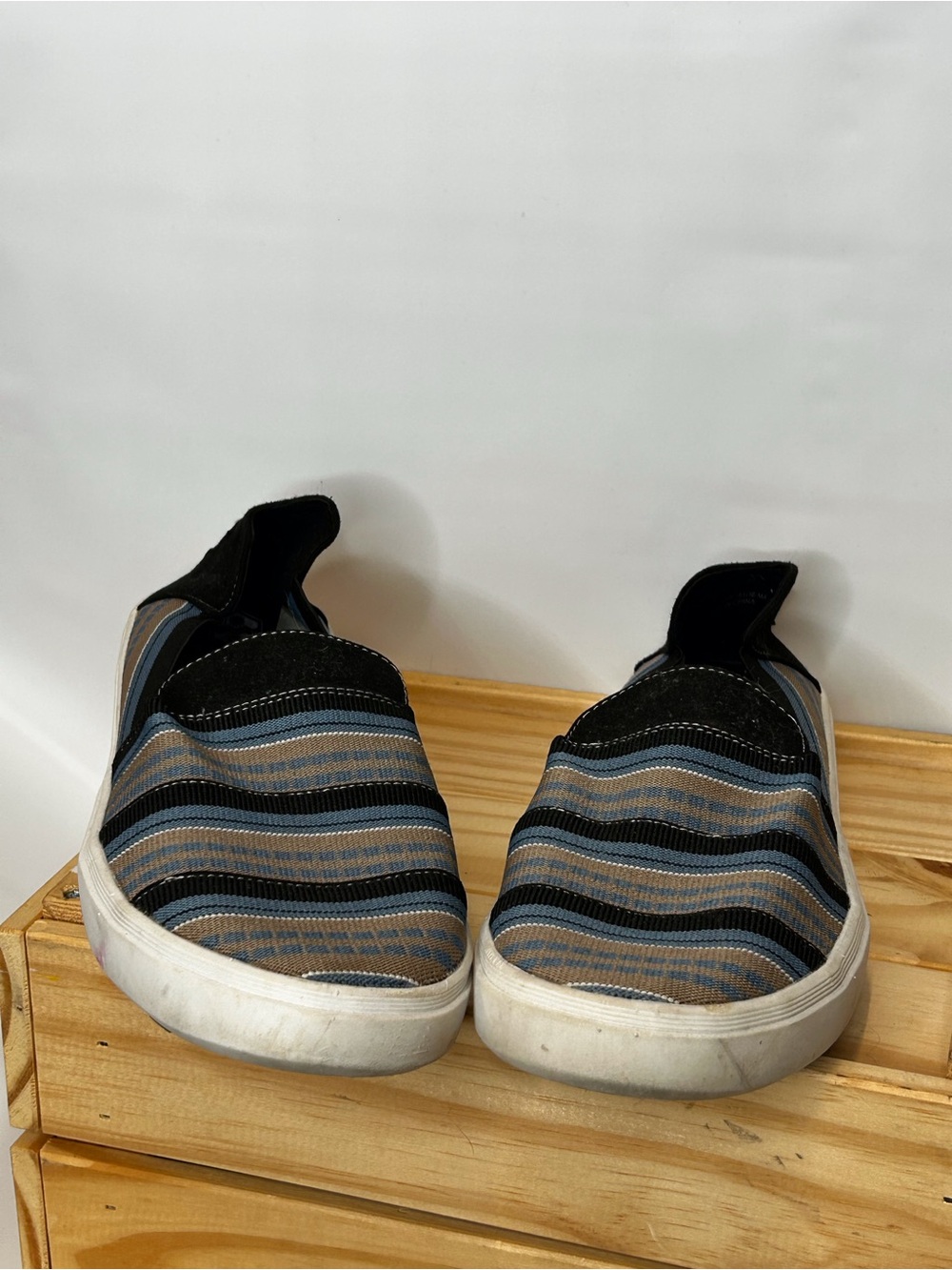 Khombu Slip-On Sneakers in Black, Blue & Tan